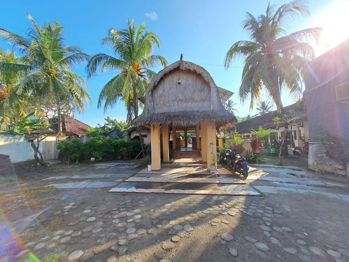 Surfers Beachfront Lombok Hotel Kuta  Exterior photo